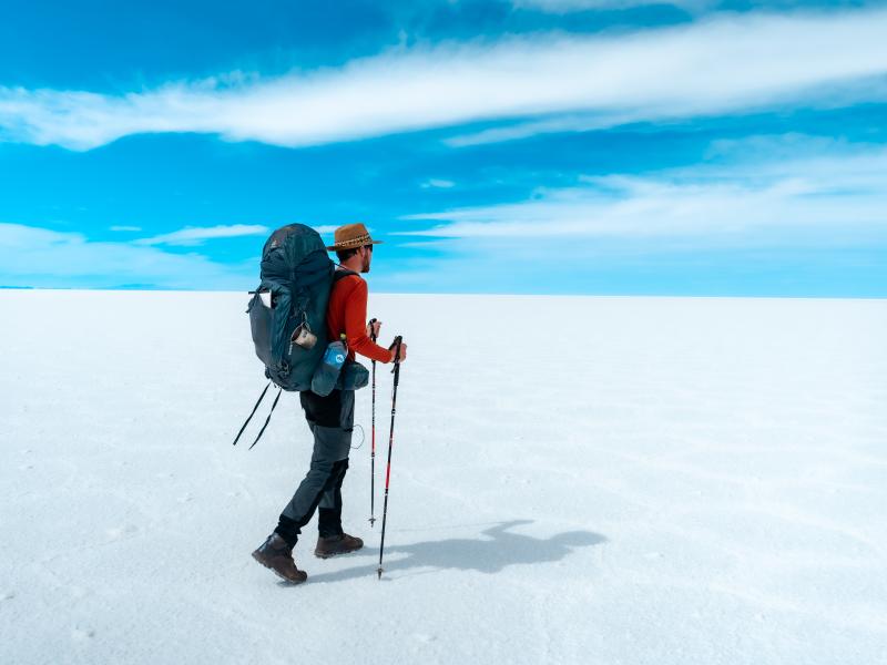 L'artiste-explorateur Léo Jolly lors de son périple à travers le désert de sel bolivien